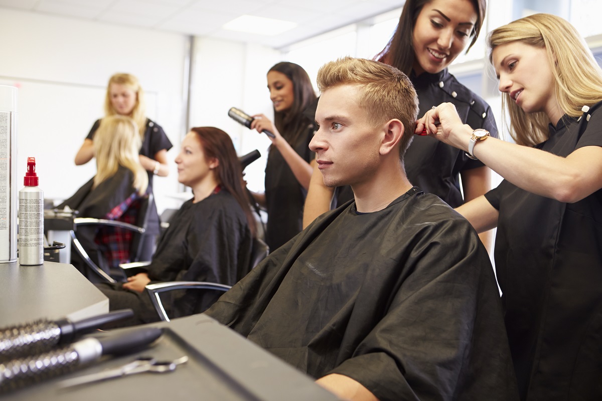 Sprzęt fryzjerski wysokiej jakości – co warto wybrać do swojego salonu?